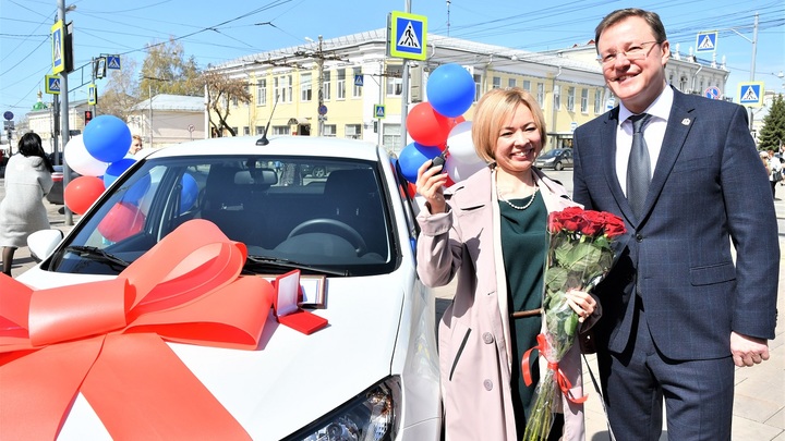 Дмитрий Азаров вручил автомобиль Учителю года Самарской области