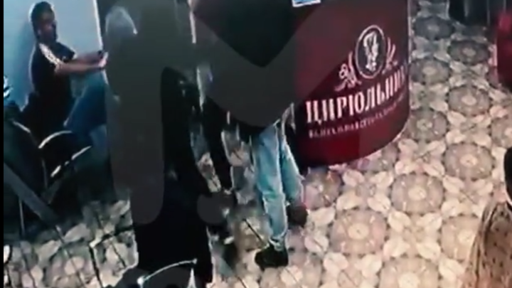 «Цирюльник» под прицелом: в Мурино трое хулиганов открыли стрельбу в салоне красоты
