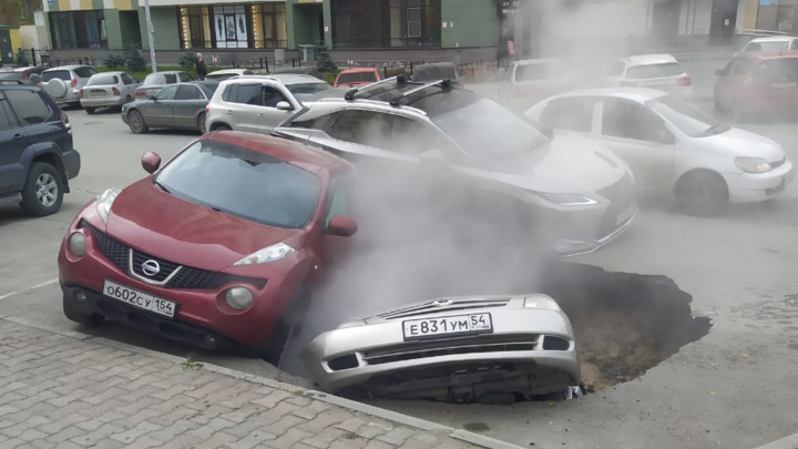 Владелицы провалившихся под асфальт автомобилей в Новосибирске рассказали об ущербе