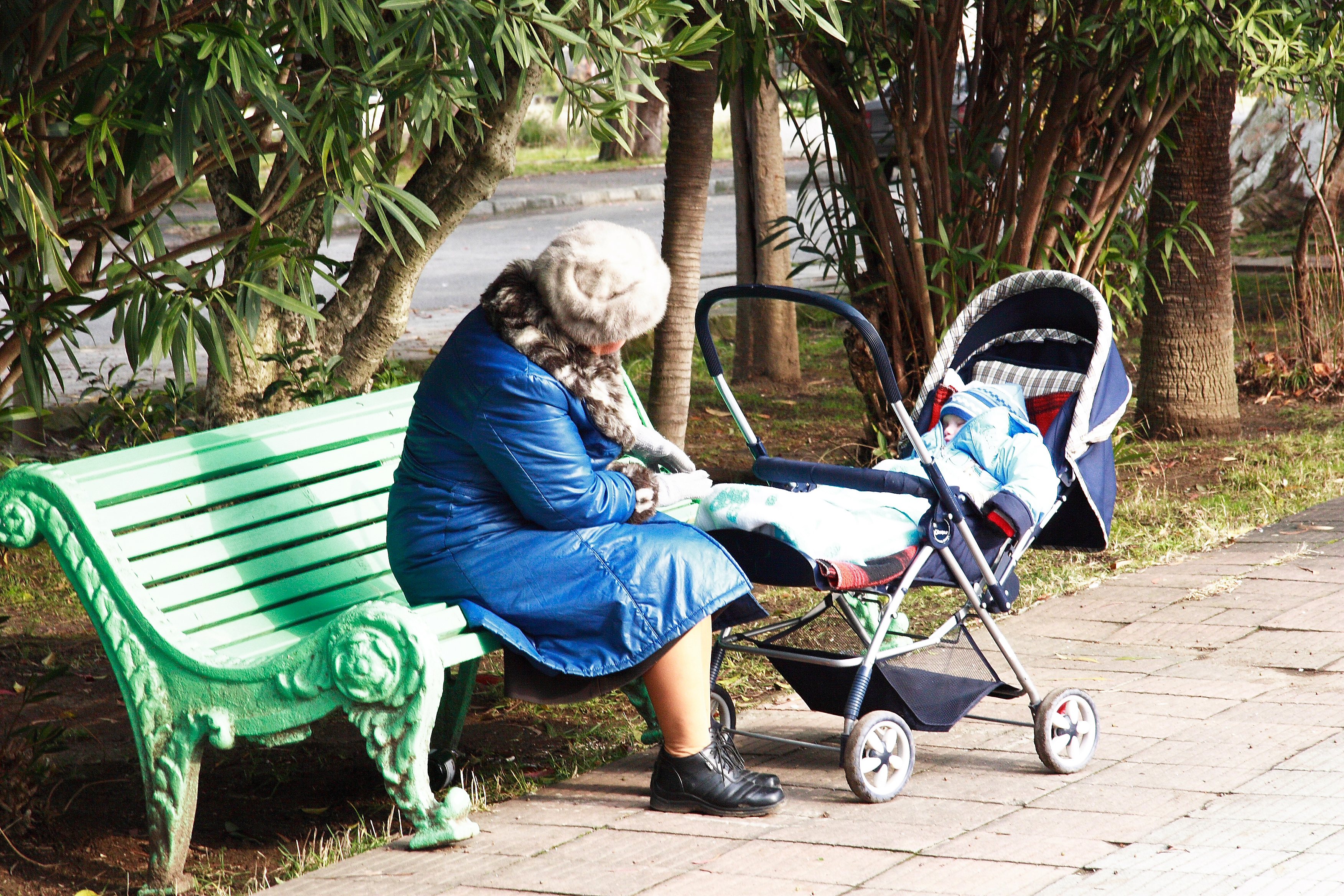 Бабушки устают. Бабушка с коляской. Бабка на коляске. Мама с коляской на лавочке. Женщина с коляской на скамейке.