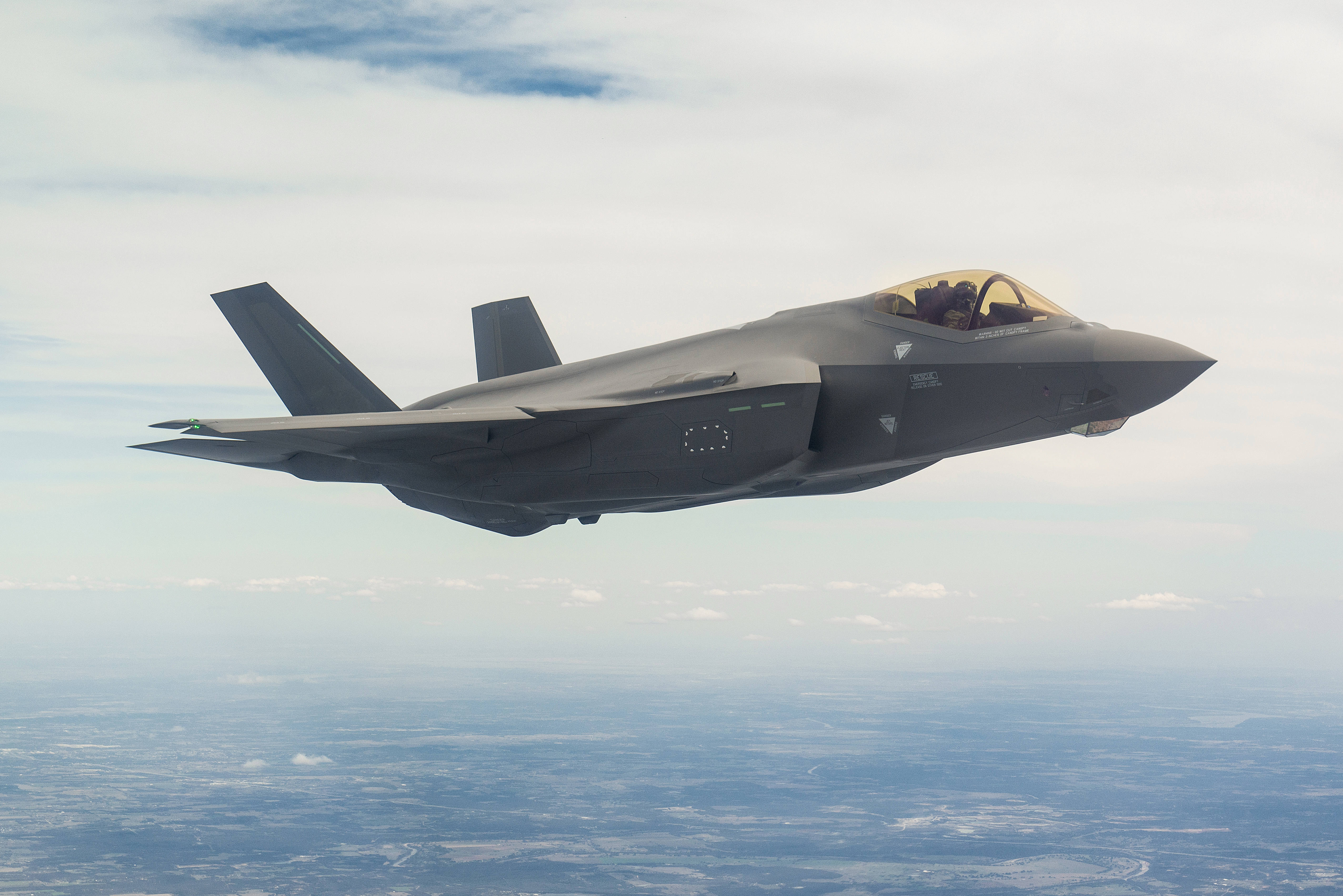 Американский самолет 5. F 35 истребитель. Американский истребитель 5 поколения f-35. ВВС США истребители f 35. F-22 Raptor и f-35 Lightning II..