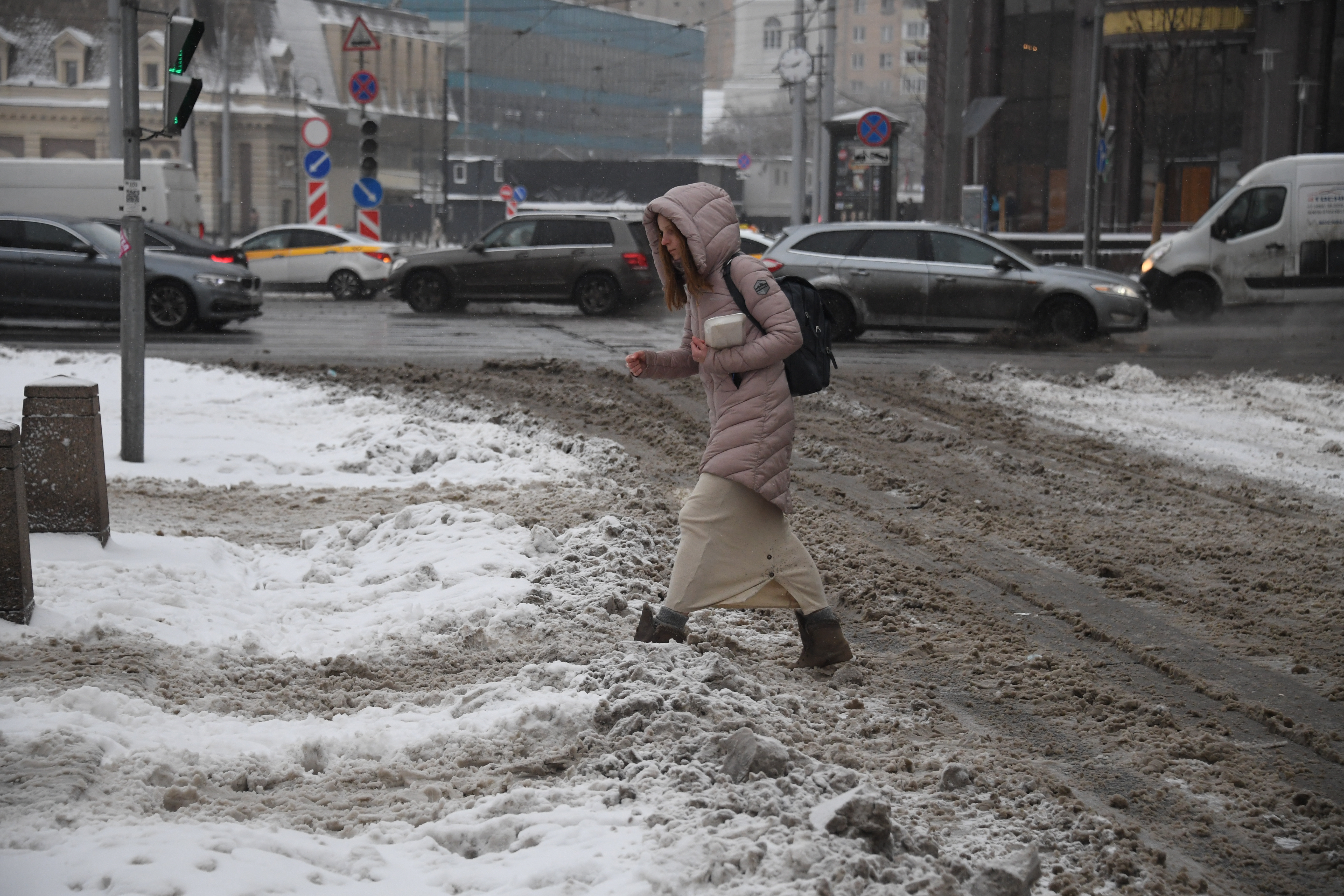 снег в москве весной