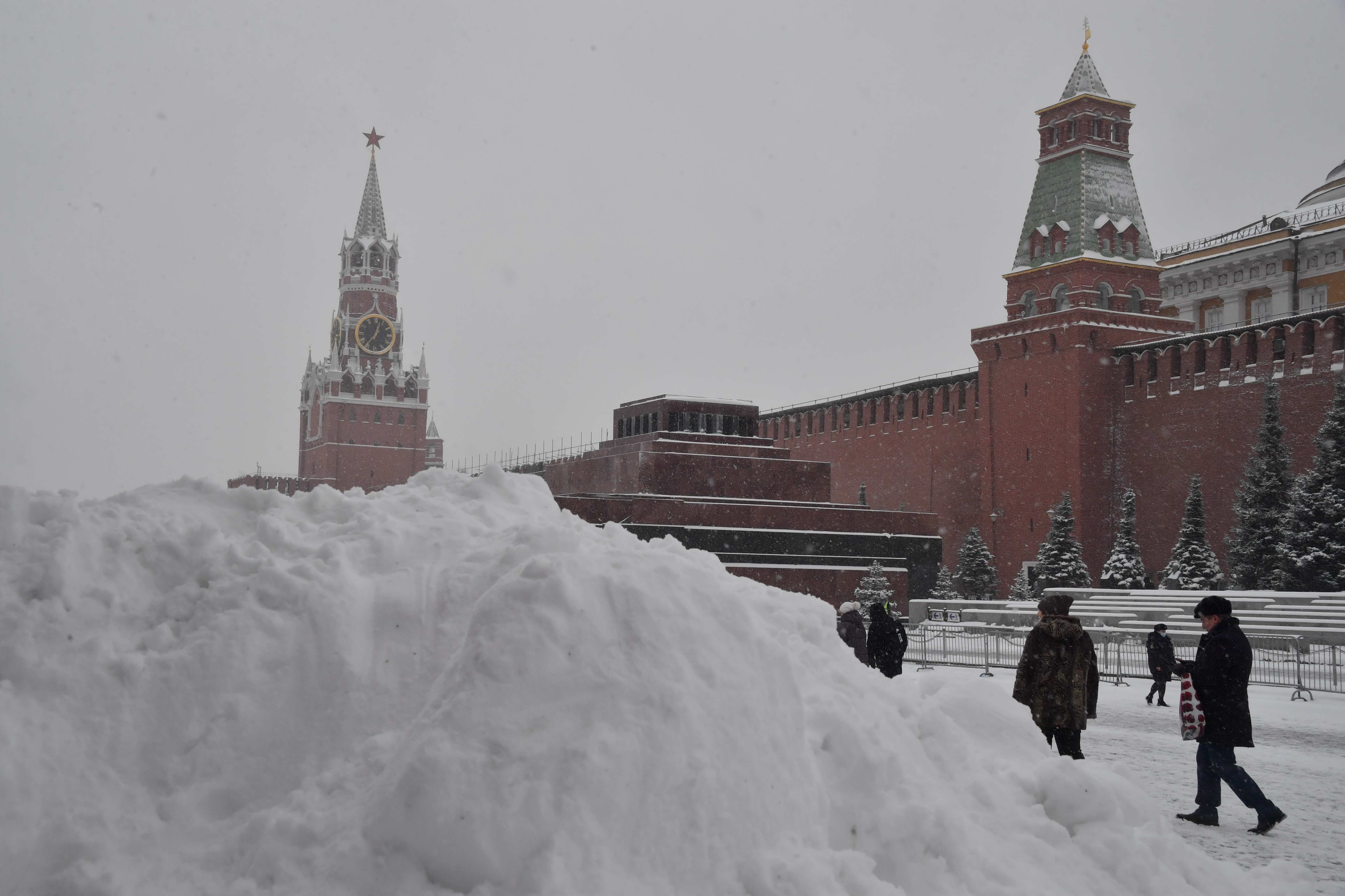 Будет ли еще снегопад в москве. Сугробы в Москве 2021. Снег в Москве 1 декабря 2021. Сильный снегопад в Москве в декабре 2021. Сильный снегопад в Москве 2021.