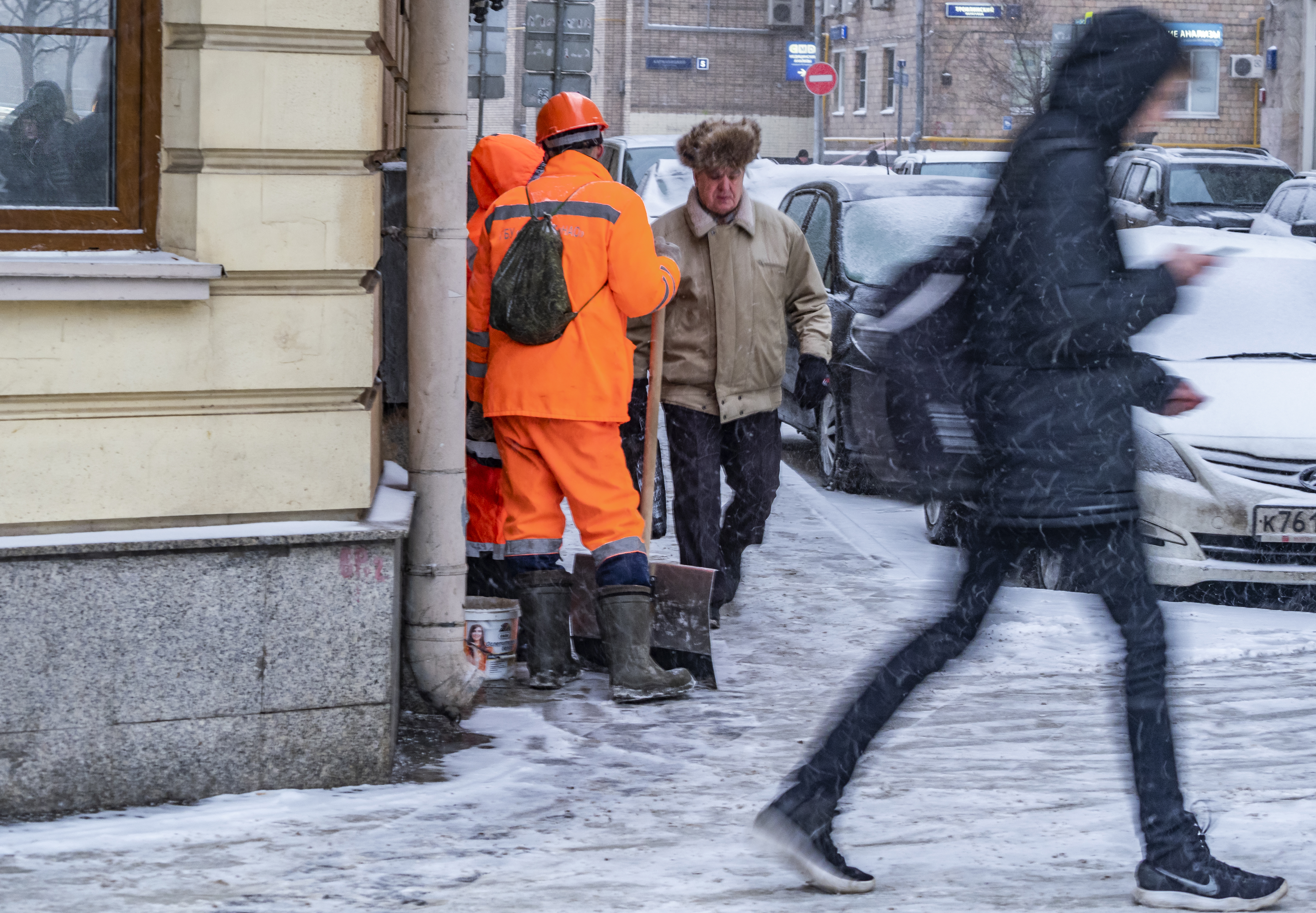 Жить на улице. Мигранты в Москве. Мигранты дворники. Мигранты на улицах Москвы. Мигранты в Москве фото.