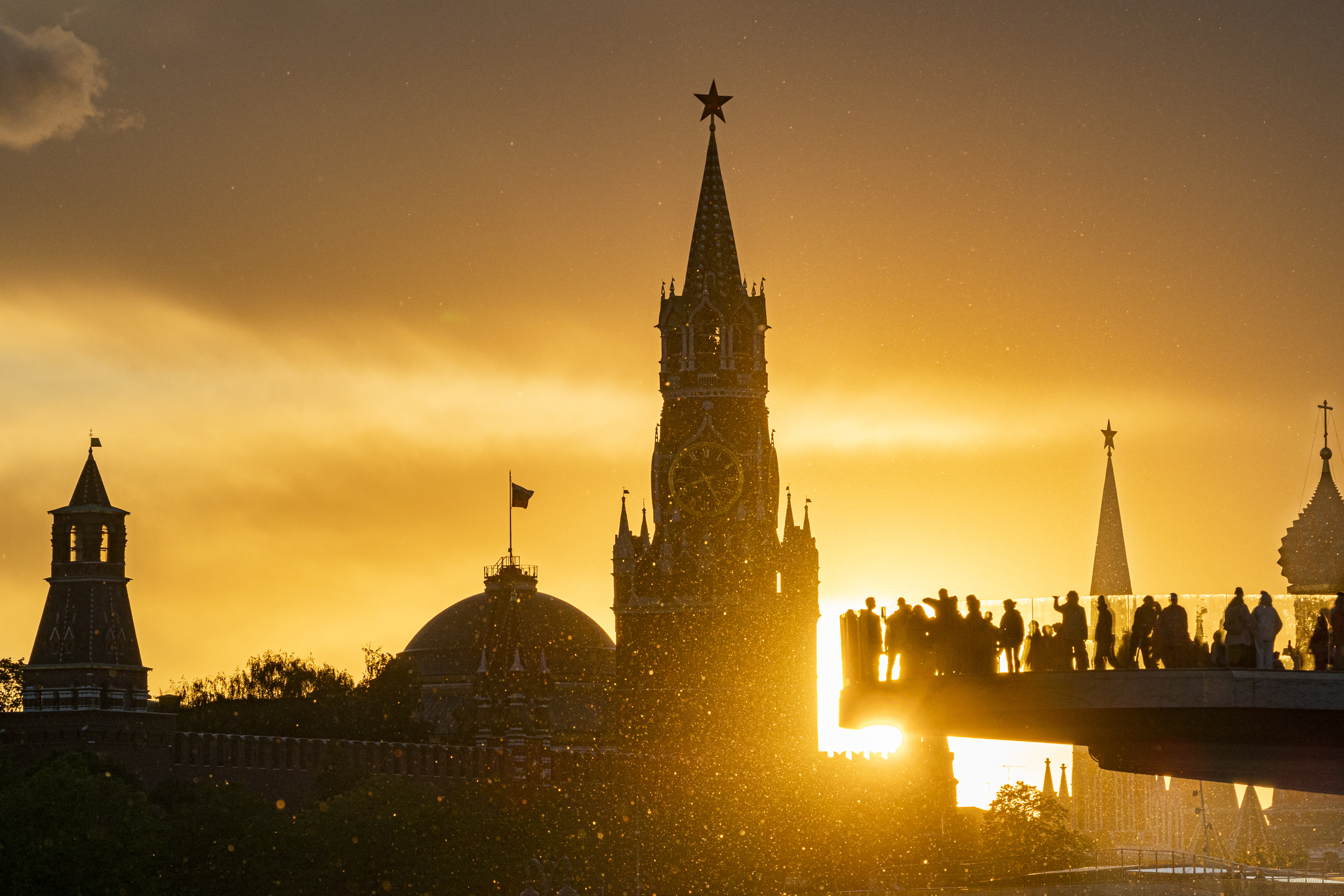 Кремль указал. Кремль ночью. Кремль Украина. Солнце Москвы. Кремль ночью с высоты.