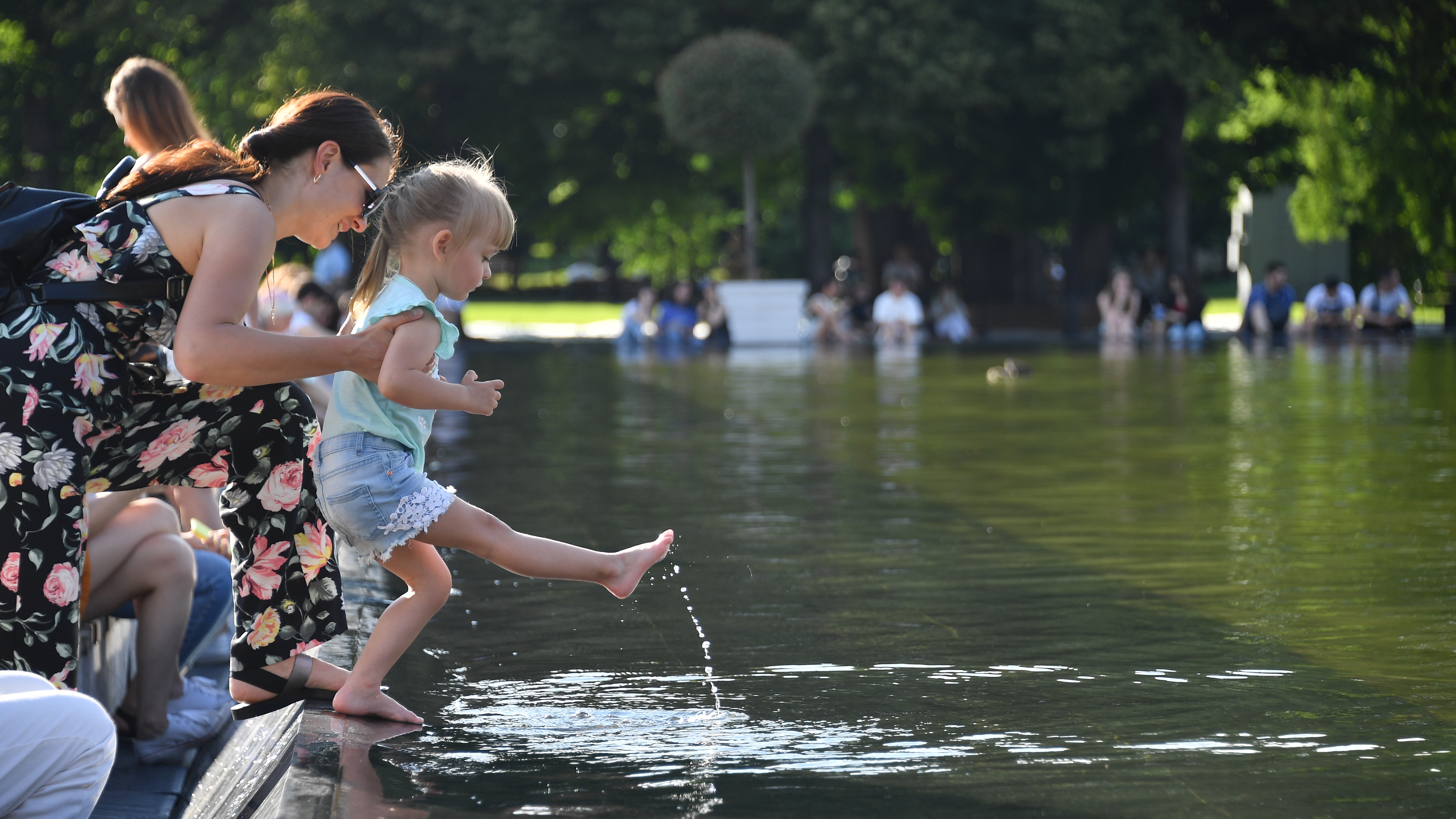 Осенний дождь в городе. Много ли дождей в сентябре. Дождь на реке. Давно не было дождей зато все созрело раньше срока. Начался 40 дневный дождь.
