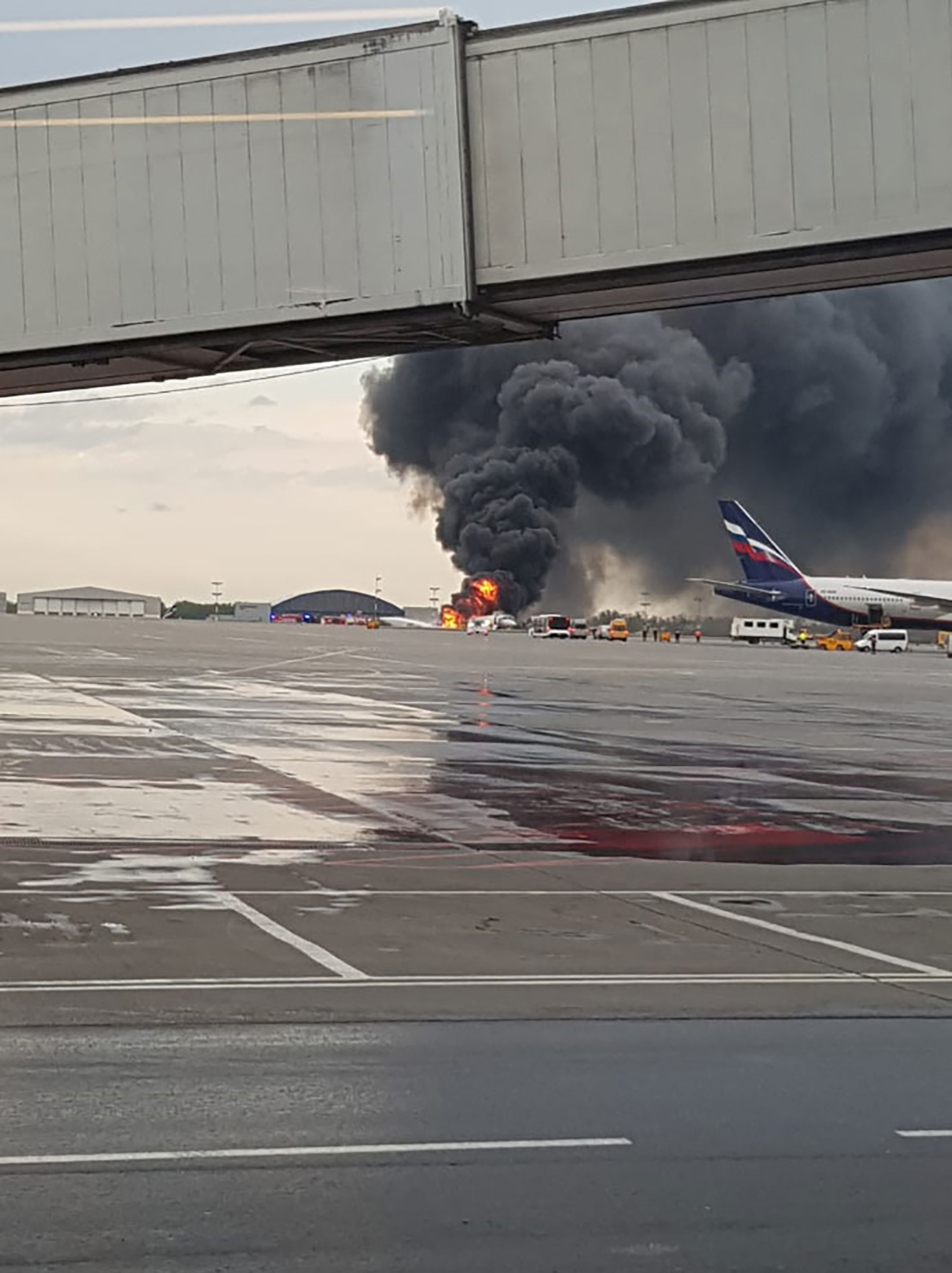 Что творится в аэропортах москвы сегодня. Катастрофа в Шереметьево Суперджет. Сгоревший SSJ 100 В Шереметьево. Суперджет 100 в аэропорту Шереметьево. Катастрофа Суперджет 100 в Шереметьево.