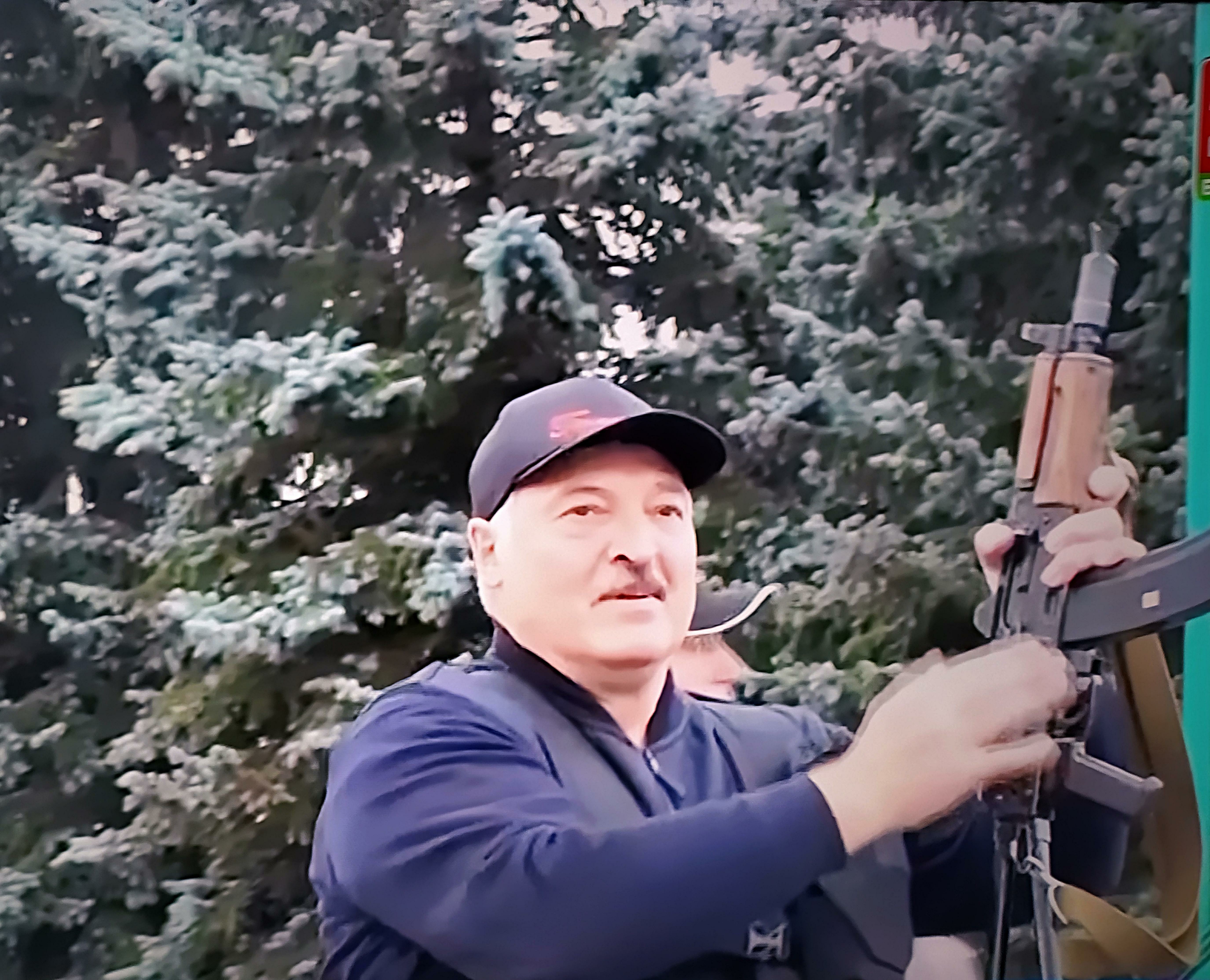 Лукашенко террористы ехали в беларусь. Лукашенко с АК 47.