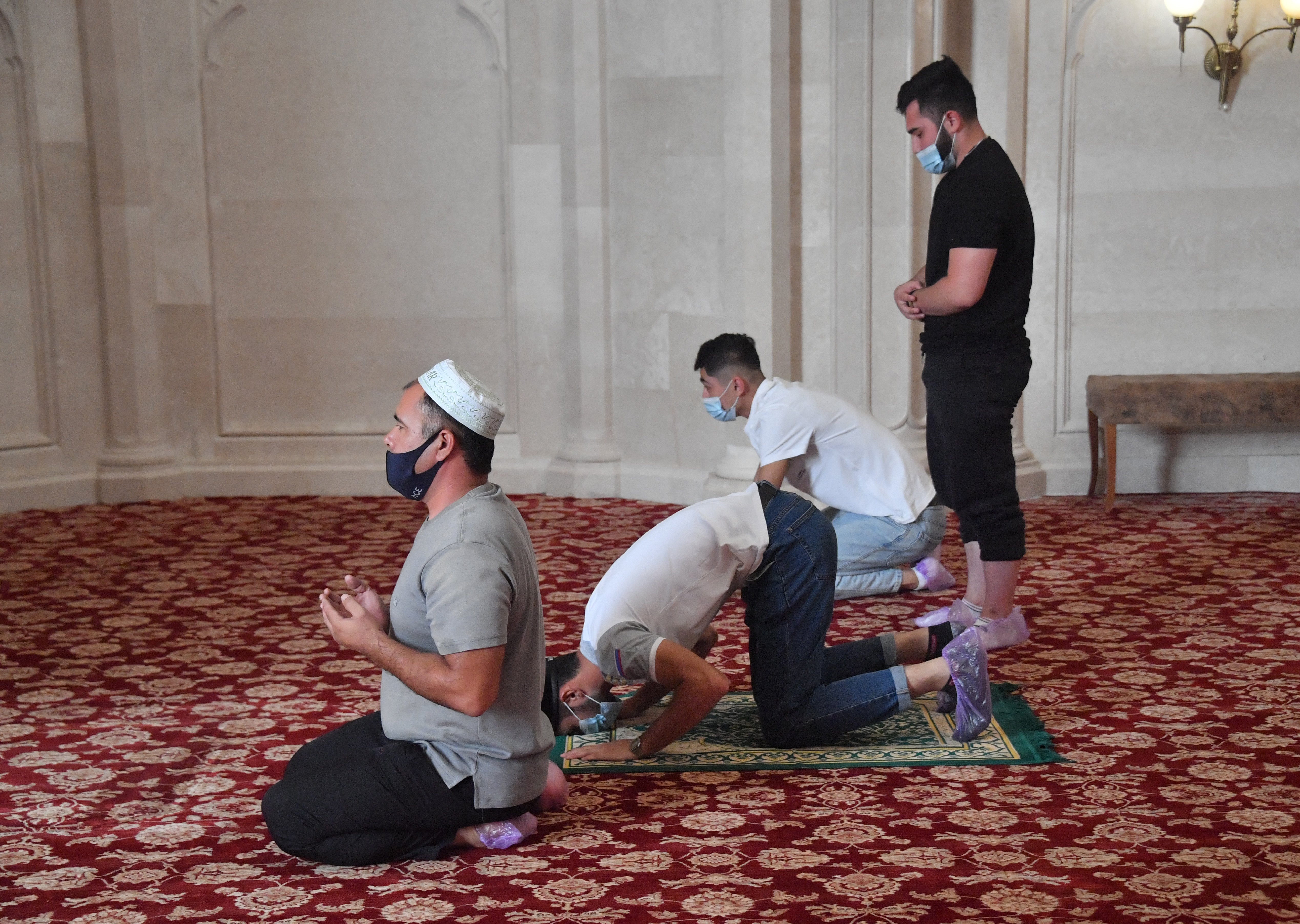 Намаз куйбышева. Мусульмане молятся в мечети. Коллективный намаз в мечети. Мужчина в мечети. Молебны мусульман в мечети.
