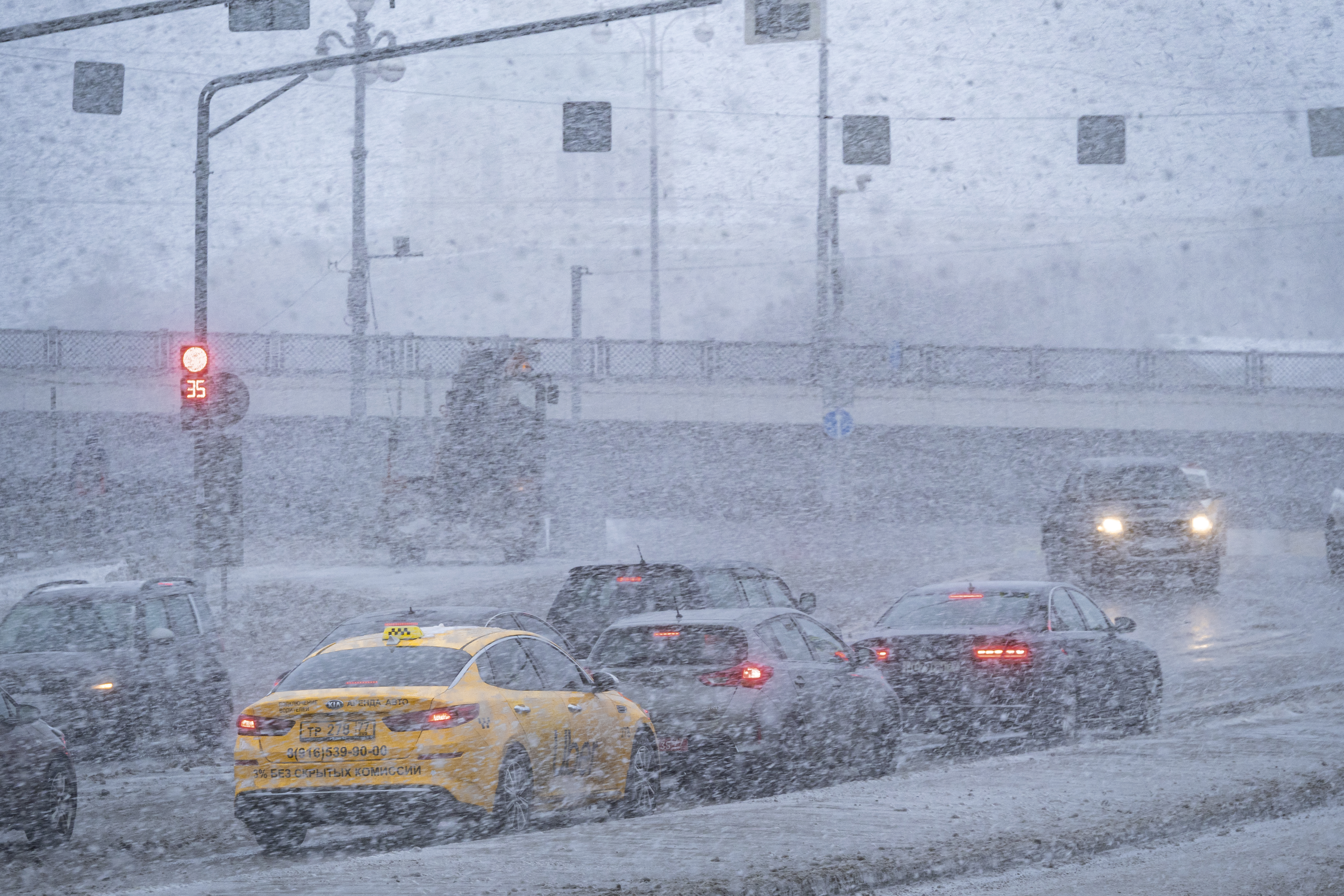 Сегодня сильный снег. Снежная буря в Москве. Снегопад в Москве. Метель в Москве сейчас. Сильная метель в Москве.