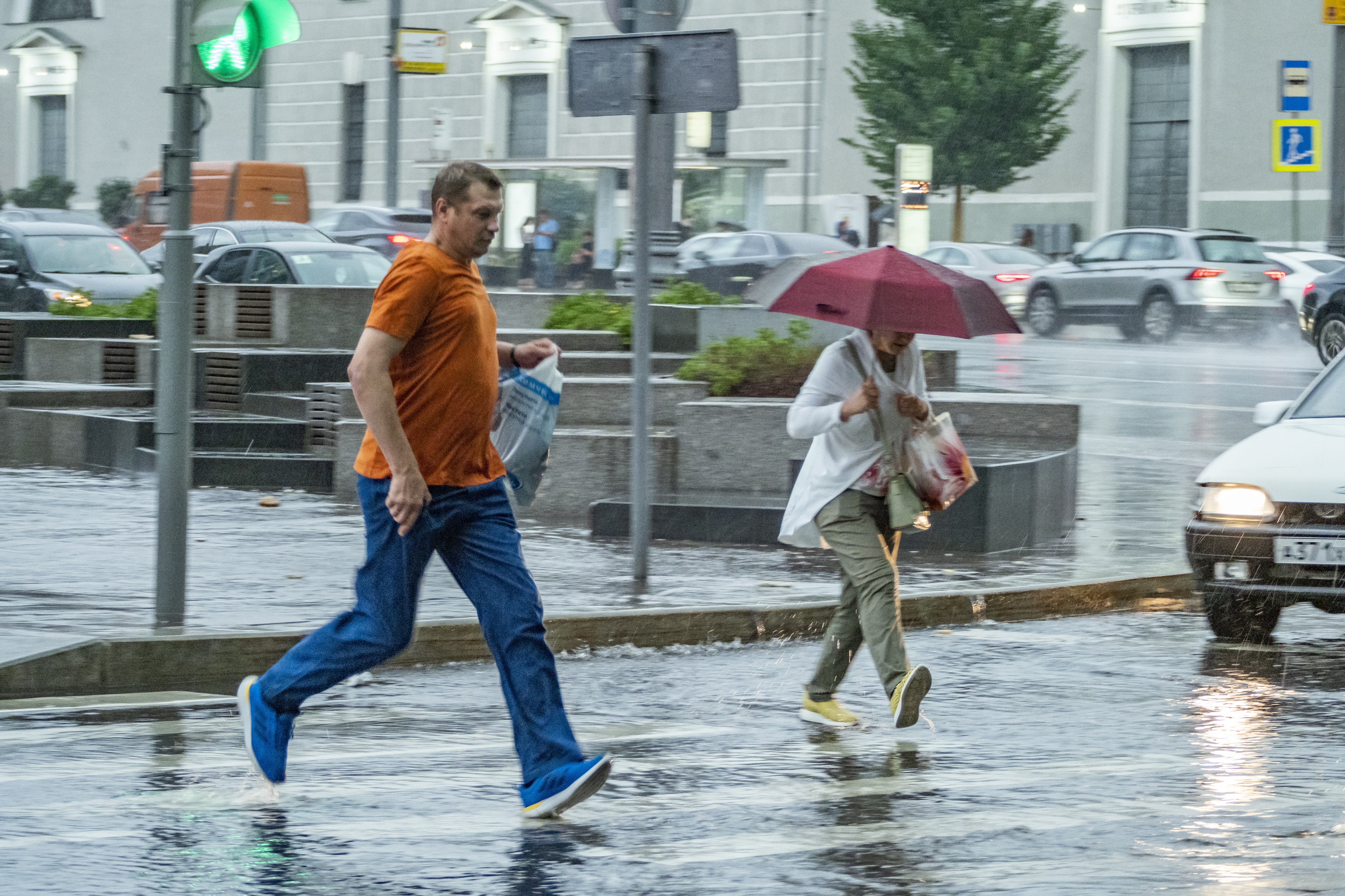 Начались дожди и грозы. Сильный дождь. Ливень. Дождь в Москве. Ливень в Москве.
